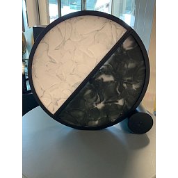 Obrázek pro produkt Stolní lampa GEOMETRIC triplex opál BROKISGLASS / šedá kouřová BROKISGLASS / černý matný komaxit / černý kabel - BROKIS A