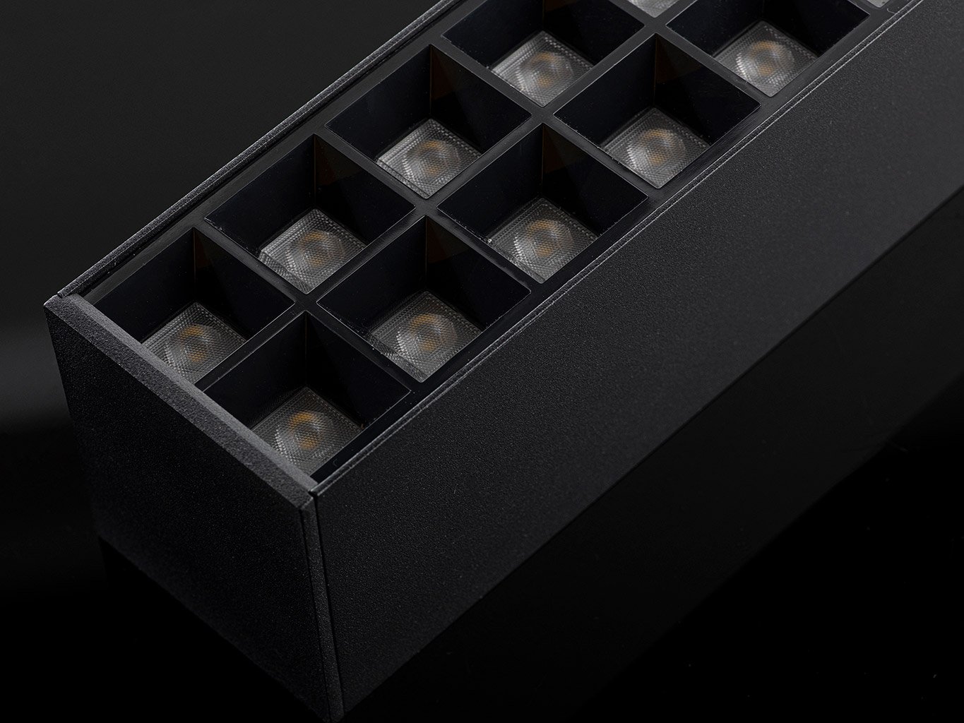 Obrázek produktu LED2 Stropní svítidlo LINO LASER 120 P, B CASAMBI 32W 4000K UGR černá - LED2 Lighting 6 Obrázek produktu LED2 Stropní svítidlo LINO LASER 120 P, B CASAMBI 32W 4000K UGR černá - LED2 Lighting 6