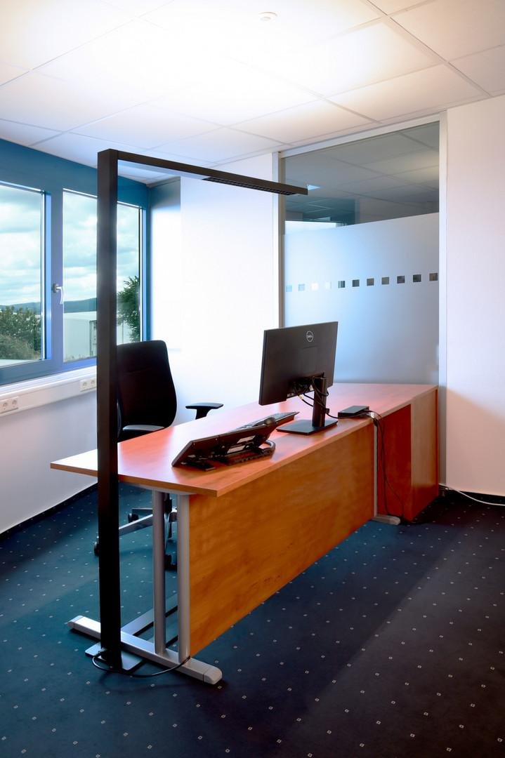 Obrázek produktu Deko-Light stojací svítidlo, Office Three Standard, Motion, 80 W, DIM, 4000 K, 220-240V 10100 lm 1240 mm tmavě černá RAL 9005 - LIGHT IMPRESSIONS 5 Obrázek produktu Deko-Light stojací svítidlo, Office Three Standard, Motion, 80 W, DIM, 4000 K, 220-240V 10100 lm 1240 mm tmavě černá RAL 9005 - LIGHT IMPRESSIONS 5