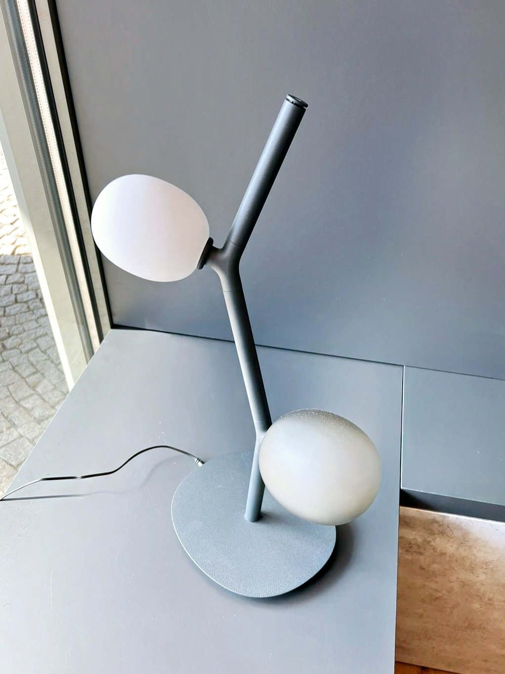 Levně BRO PC01131_031 Stolní lampa IVY 2x 1,2W 91lm triplex opál / šedá kouřová / antracit černý kabel / stmívání - BROKIS A