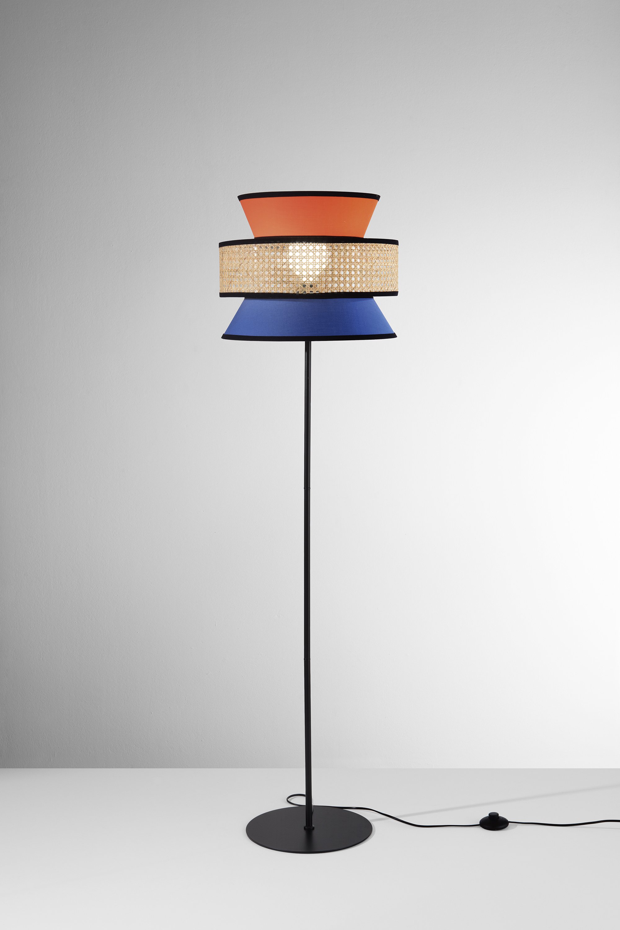 Obrázek produktu Stojací lampa Gazebo oranžová + modrá + ratan, 1 x E27, pr. 40 x 145 cm - FANEUROPE 2 Obrázek produktu Stojací lampa Gazebo oranžová + modrá + ratan, 1 x E27, pr. 40 x 145 cm - FANEUROPE 2