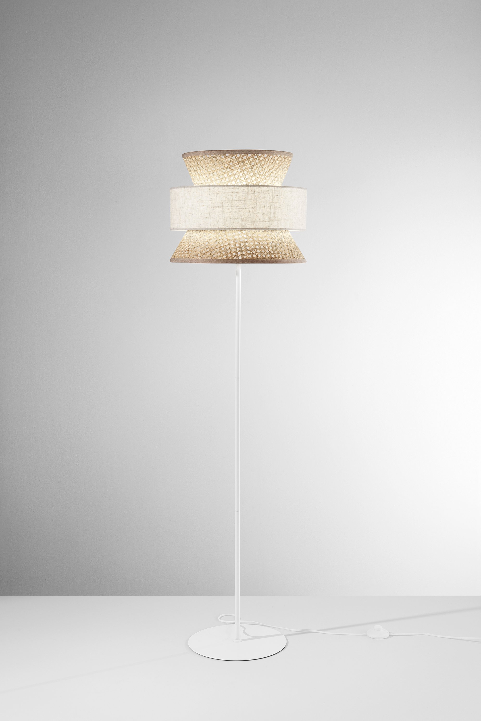 Obrázek produktu Stojací lampa Gazebo přírodní ratan + béžová, 1 x E27, pr. 40 x 145 cm - FANEUROPE 2 Obrázek produktu Stojací lampa Gazebo přírodní ratan + béžová, 1 x E27, pr. 40 x 145 cm - FANEUROPE 2