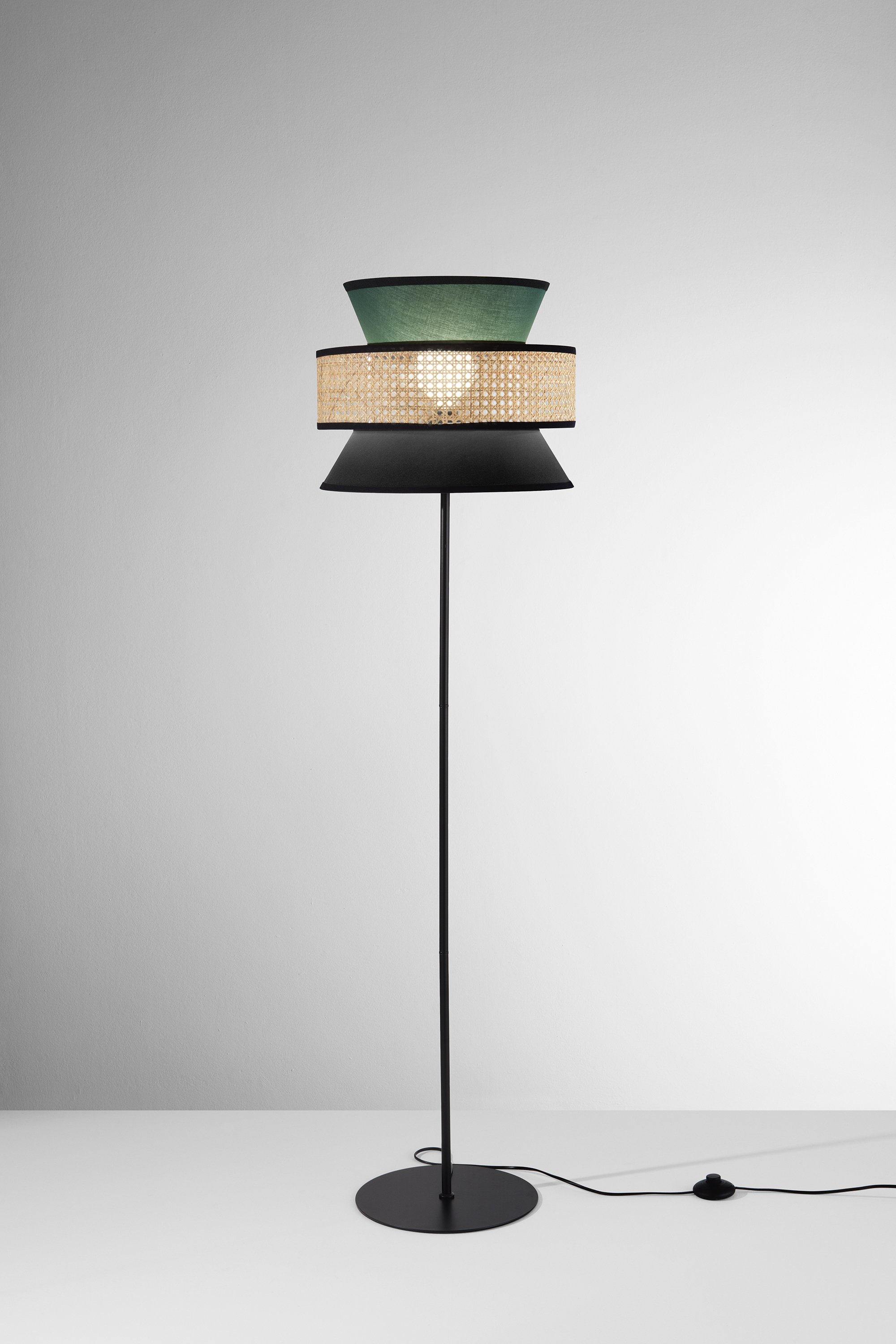 Obrázek produktu Stojací lampa Gazebo zelená + černá + ratan, 1 x E27, pr. 40 x 145 cm - FANEUROPE 2 Obrázek produktu Stojací lampa Gazebo zelená + černá + ratan, 1 x E27, pr. 40 x 145 cm - FANEUROPE 2