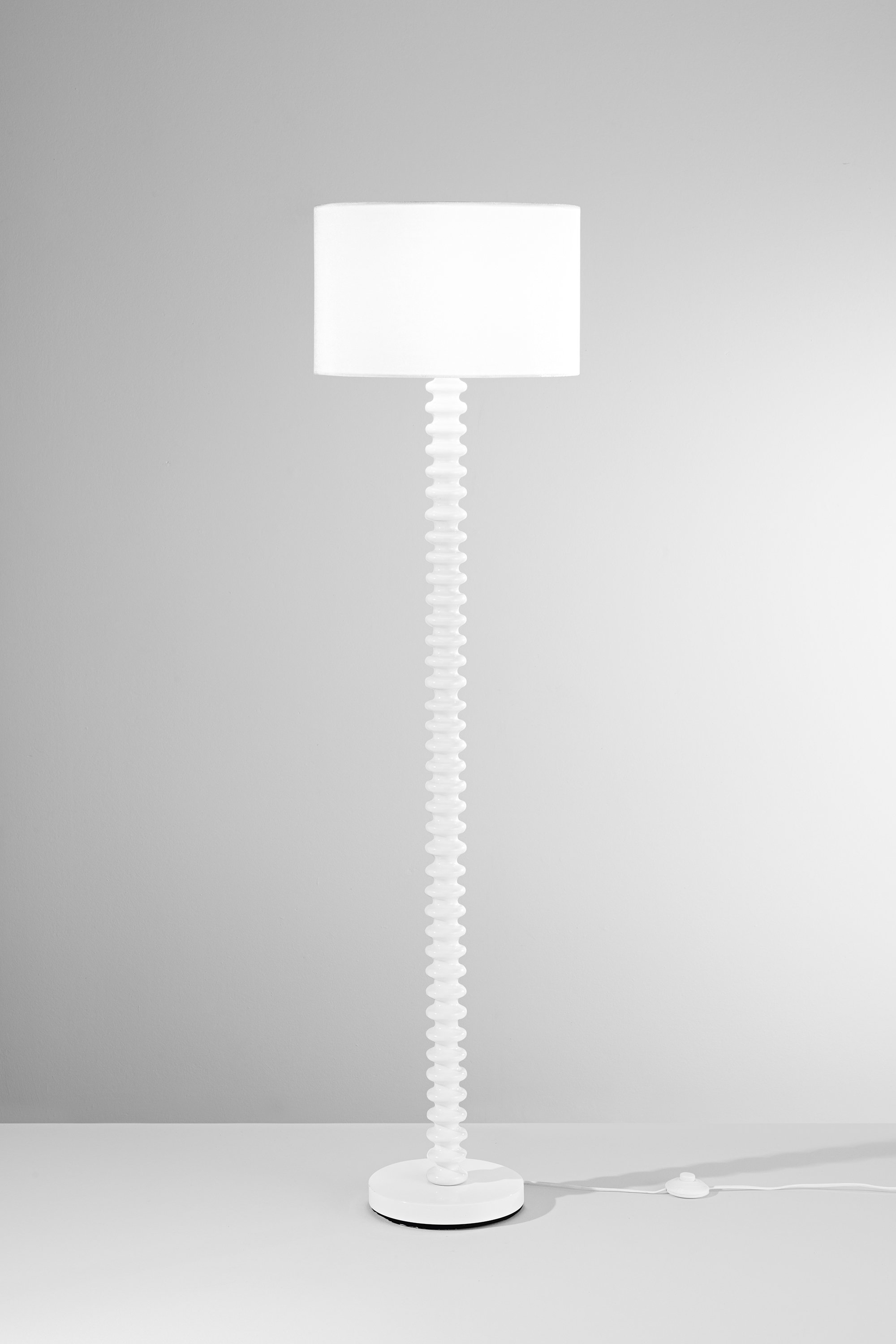 Obrázek produktu Stojací lampa Sultan (bílá + samet) kov + samet, 1 x E27, 15 W; lampa pr. 40 x 20 cm, konstrukce 40 x 158 cm - FANEUROPE 2 Obrázek produktu Stojací lampa Sultan (bílá + samet) kov + samet, 1 x E27, 15 W; lampa pr. 40 x 20 cm, konstrukce 40 x 158 cm - FANEUROPE 2
