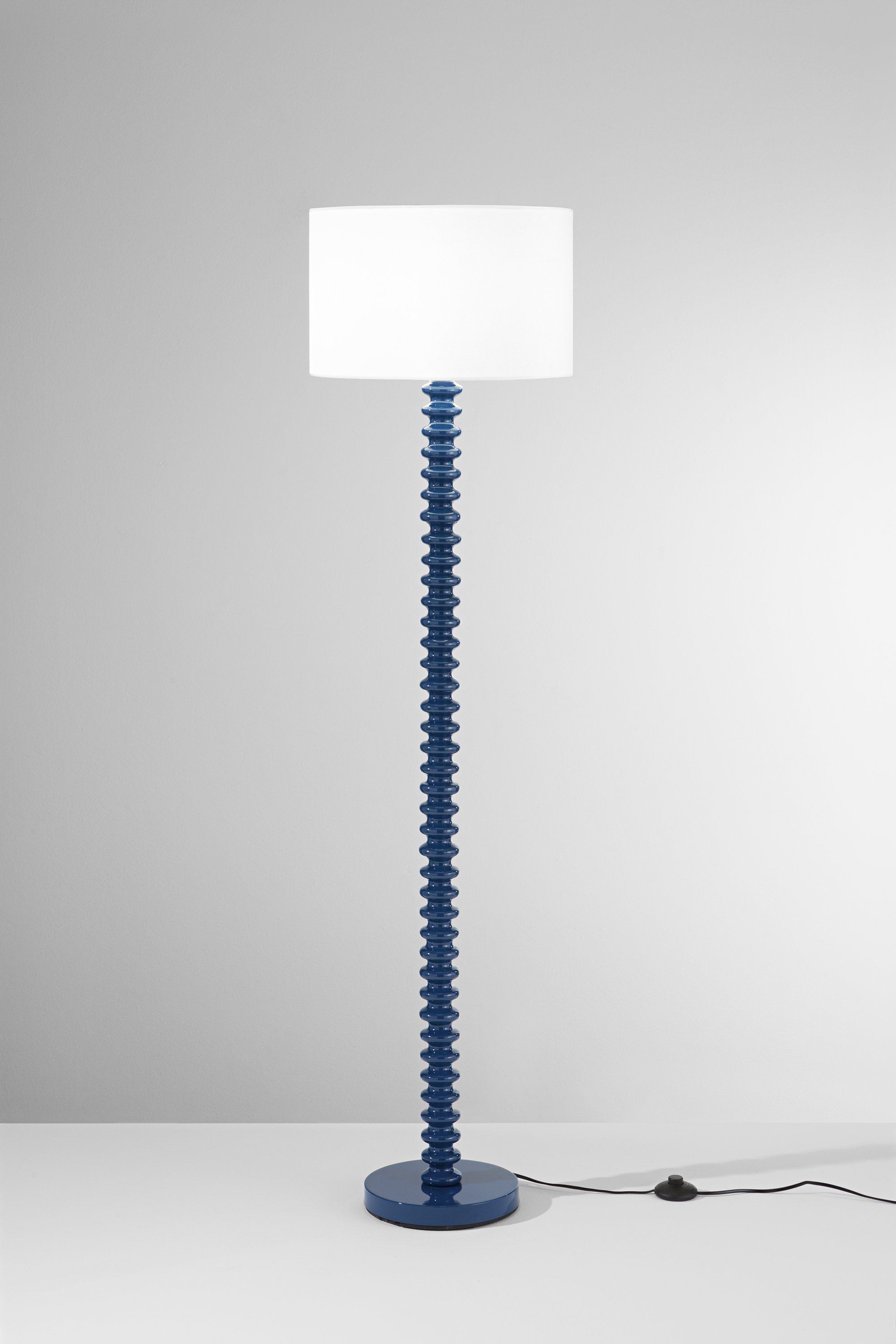 Obrázek produktu Stojací lampa Sultan (modrá + samet) kov + samet, 1 x E27, 15 W; lampa pr. 40 x 20 cm, konstrukce 40 x 158 cm - FANEUROPE 2 Obrázek produktu Stojací lampa Sultan (modrá + samet) kov + samet, 1 x E27, 15 W; lampa pr. 40 x 20 cm, konstrukce 40 x 158 cm - FANEUROPE 2