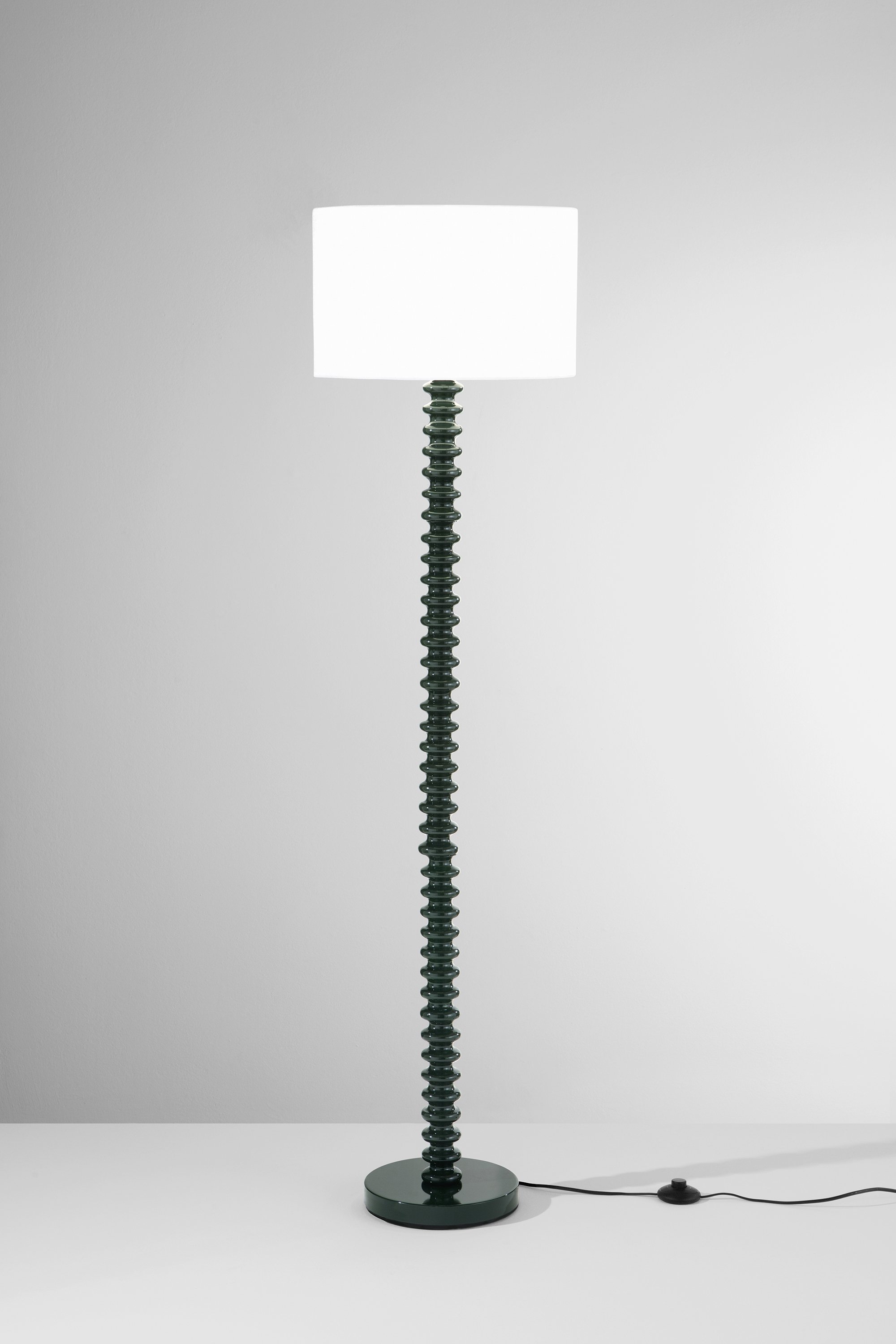 Obrázek produktu Stojací lampa Sultan (zelená + samet) kov + samet, 1 x E27, 15 W; lampa pr. 40 x 20 cm, konstrukce 40 x 158 cm - FANEUROPE 2 Obrázek produktu Stojací lampa Sultan (zelená + samet) kov + samet, 1 x E27, 15 W; lampa pr. 40 x 20 cm, konstrukce 40 x 158 cm - FANEUROPE 2