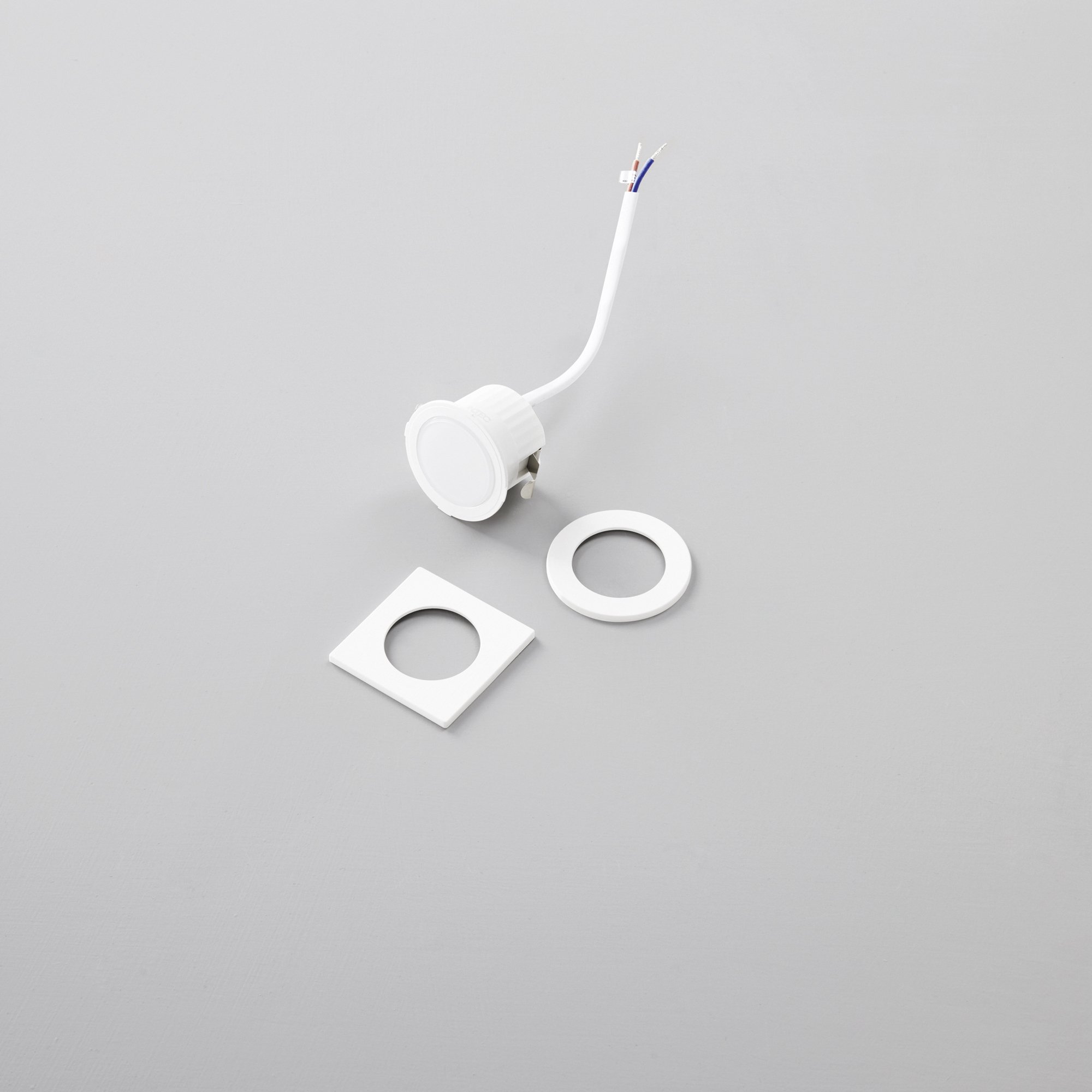 Obrázek produktu Vestavné svítidlo Dama (bílé) 3 W, 340 lm, 3000 K, čtvercová i kulatá objímka, 4,4 x 4,4 x 2,8 cm - FANEUROPE 2 Obrázek produktu Vestavné svítidlo Dama (bílé) 3 W, 340 lm, 3000 K, čtvercová i kulatá objímka, 4,4 x 4,4 x 2,8 cm - FANEUROPE 2