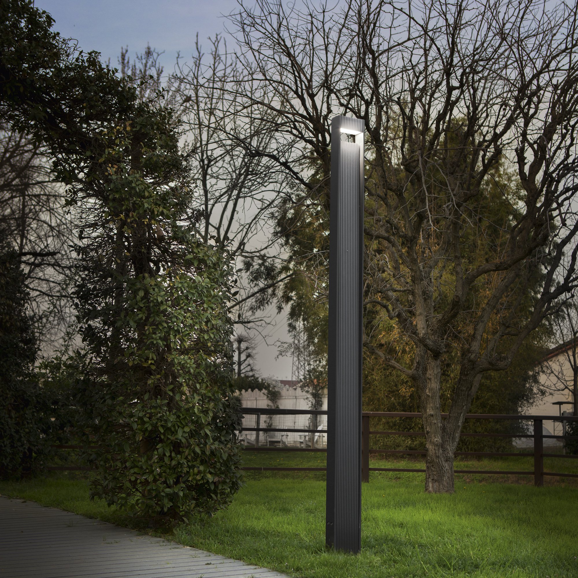 Obrázek produktu Sloupkové svítidlo LUMINA P200 12 W CCT 3000-4000 K 17 x 8 x 230 cm - FANEUROPE 3 Obrázek produktu Sloupkové svítidlo LUMINA P200 12 W CCT 3000-4000 K 17 x 8 x 230 cm - FANEUROPE 3