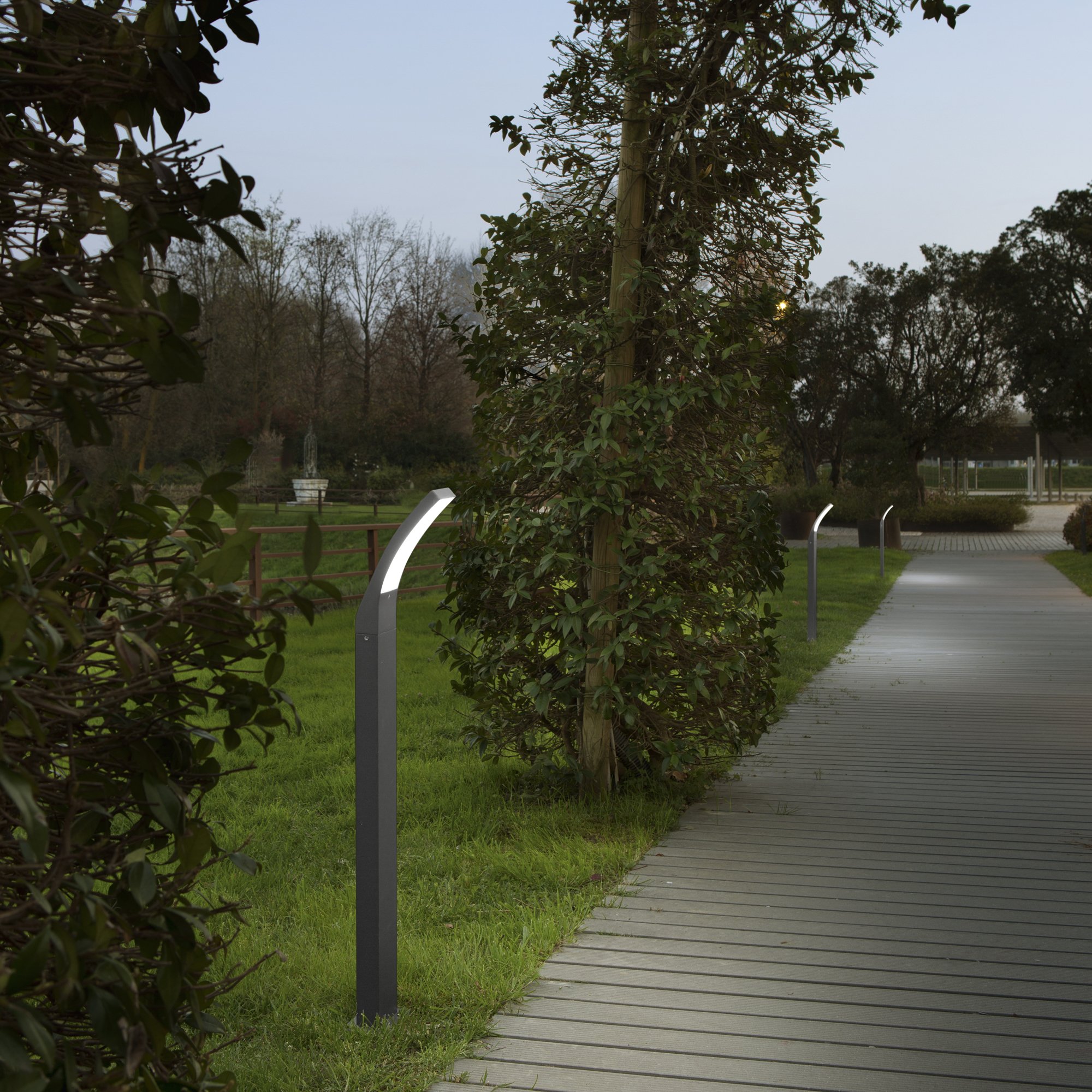 Obrázek produktu Sloupkové svítidlo LED SAIL hliník difuzor antracit IP65 CCT 3000-4000 K 900x120x163 mm - FANEUROPE 3 Obrázek produktu Sloupkové svítidlo LED SAIL hliník difuzor antracit IP65 CCT 3000-4000 K 900x120x163 mm - FANEUROPE 3