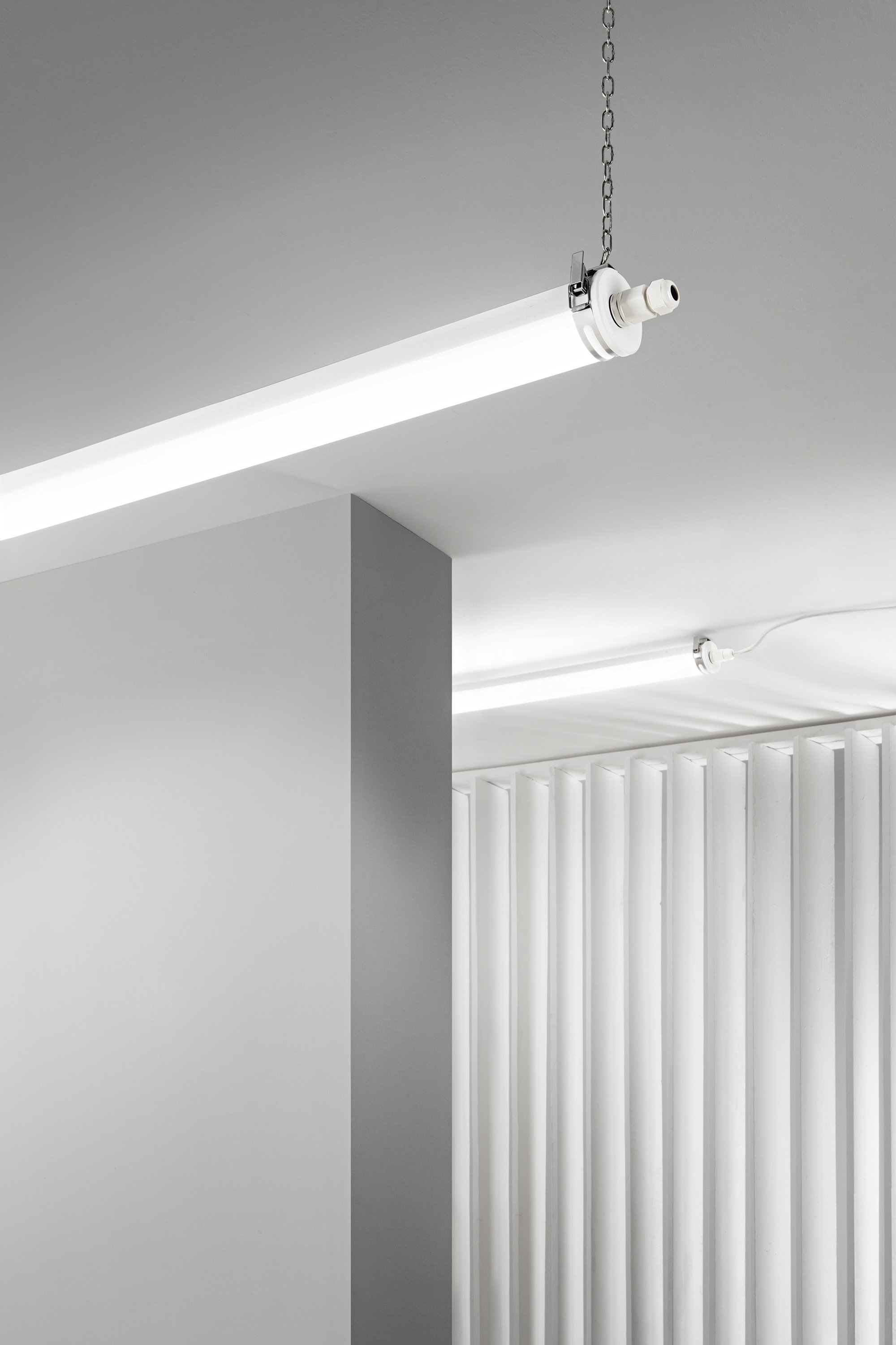 FAN LED-UBOOT-120 Stropní LED svítidlo U‑Boot bílé 30 W, 4400 lm, 4000 K, IP69, 134cm - FANEUROPE (obrázek 3)