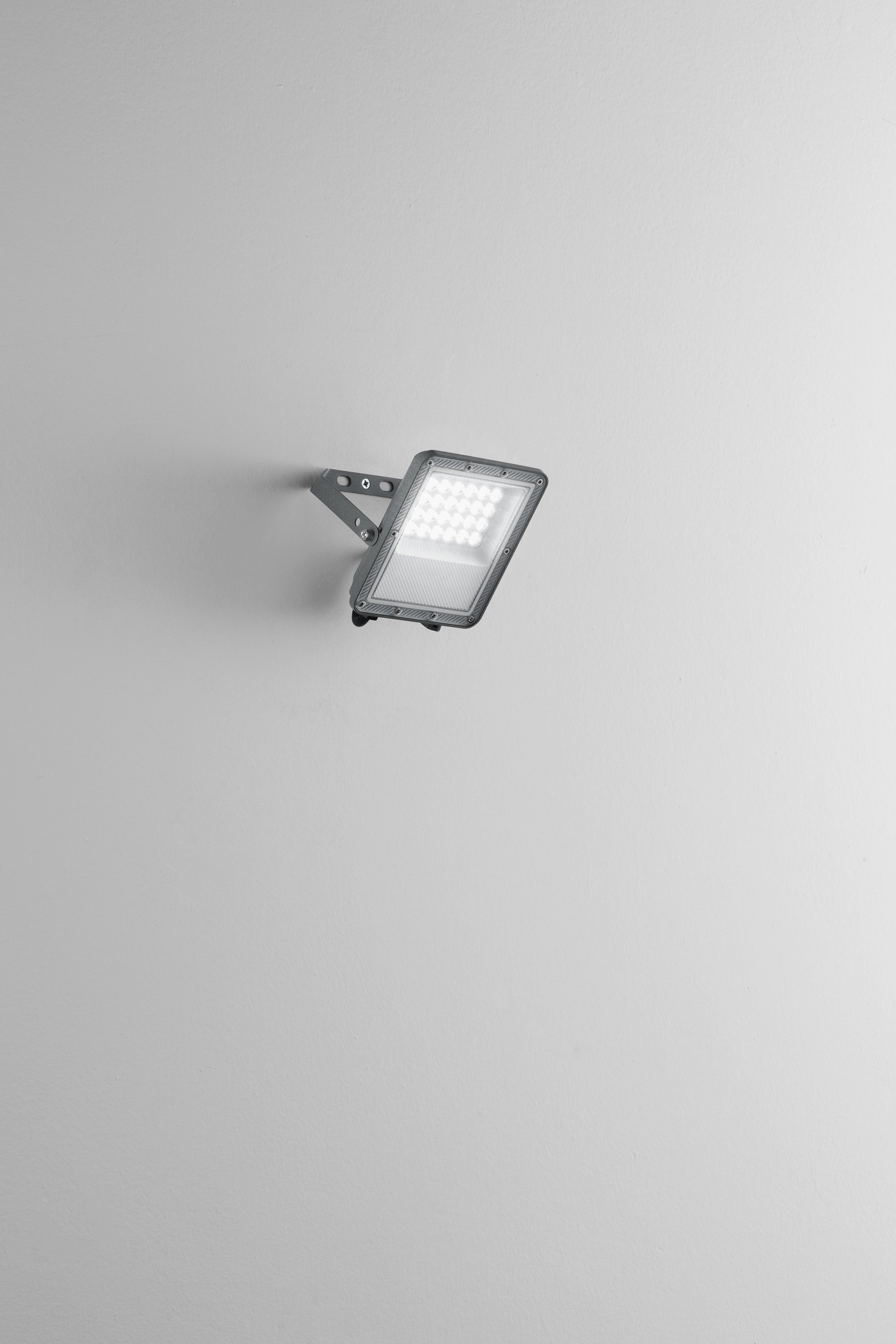 Obrázek produktu LED reflektor ESUS 20 W, CCT, stříbrný, IP65 - FANEUROPE 2 Obrázek produktu LED reflektor ESUS 20 W, CCT, stříbrný, IP65 - FANEUROPE 2