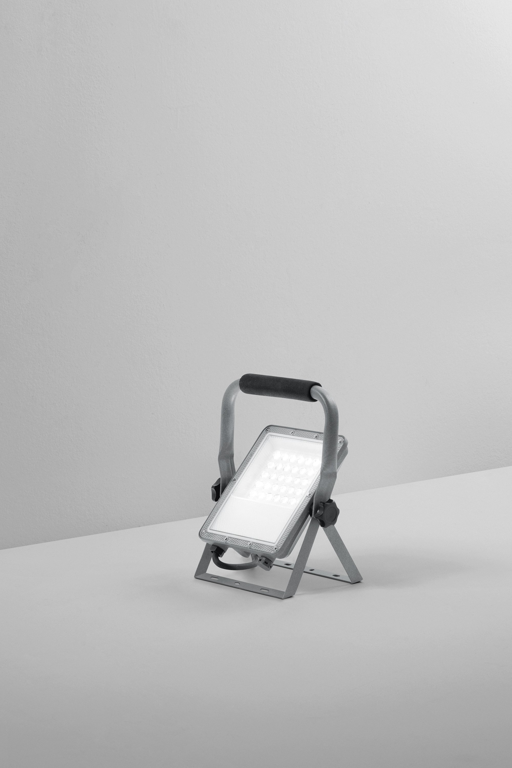 Obrázek produktu LED reflektor ESUS 30 W, CCT, stříbrný, IP65, s držákem - FANEUROPE 2 Obrázek produktu LED reflektor ESUS 30 W, CCT, stříbrný, IP65, s držákem - FANEUROPE 2
