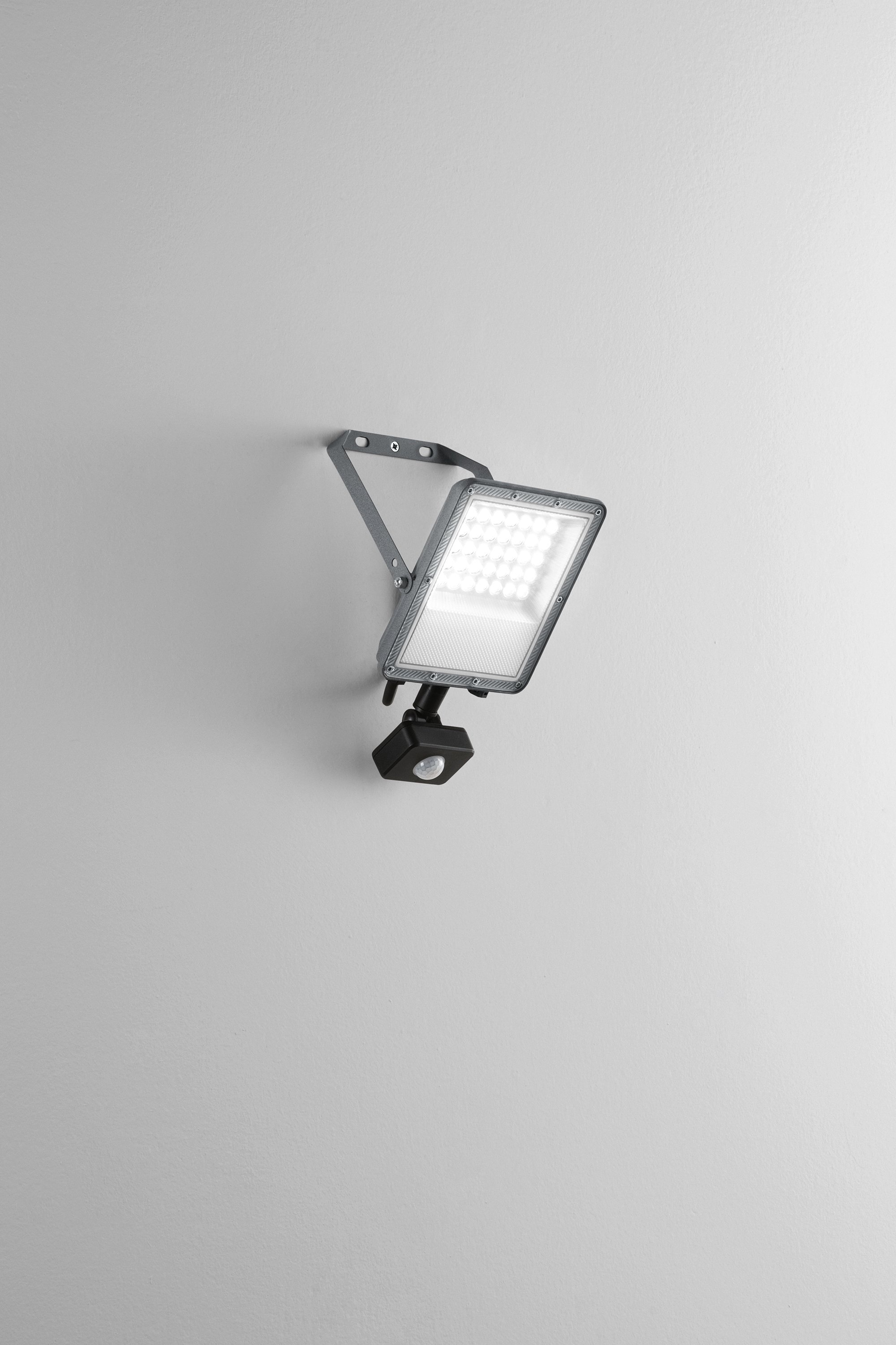 Obrázek produktu LED reflektor ESUS 30 W, CCT, stříbrný, IP54, s čidlem - FANEUROPE 2 Obrázek produktu LED reflektor ESUS 30 W, CCT, stříbrný, IP54, s čidlem - FANEUROPE 2