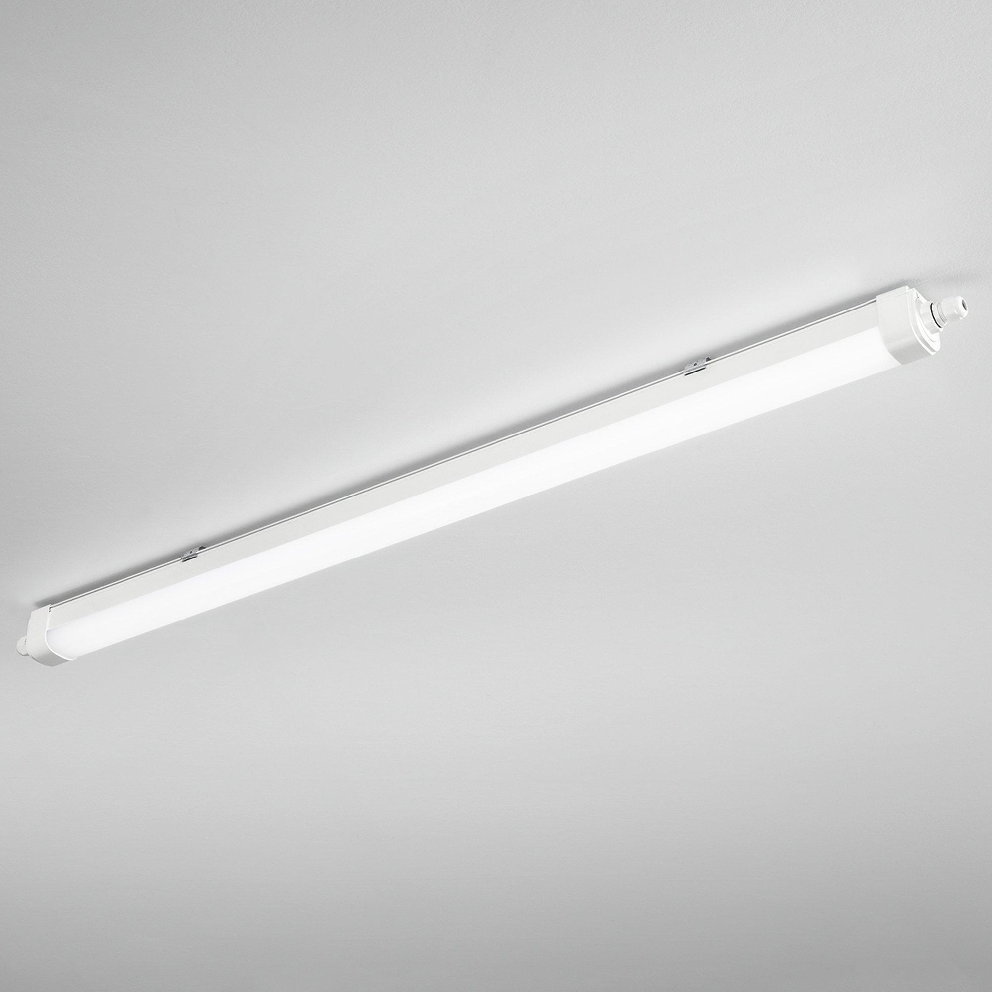 FAN LED-RUBIS-SENS Vlhkotěsná stropní LED svítidlo Rubis (bílé, se senzorem) 36 W, 4900 lm, CCT 3000 / 4000 / 6500 K, IP65, 1200 x 58 x 62 mm - FANEUROPE